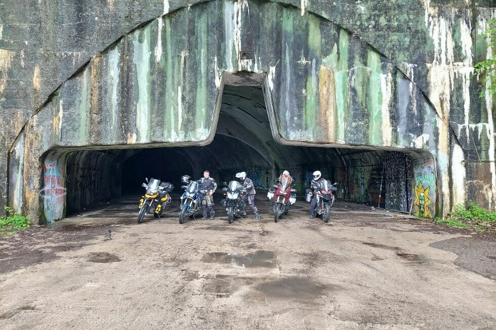aerodrom zeljava ulaz u podzemni tunel Moto Tura Milenko J.jpg podmladak